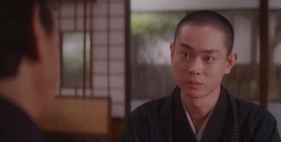 菅田将晖新片《银河铁道之父》发布预告：光头造型略显可爱